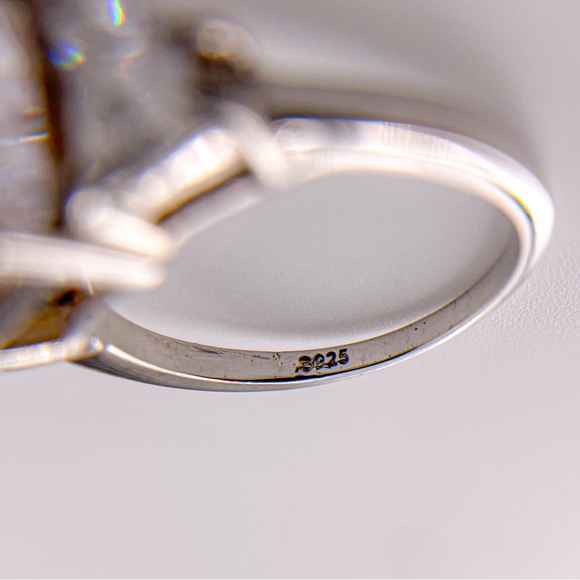 Radiant cut cubic zirconia silver ring. Size 5.5. - Picture 11 of 11